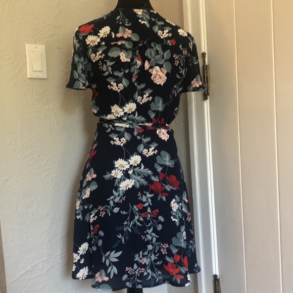Ladies Dynamite Garden Party Wrap Dress - Size Small - Picture 7 of 9